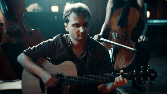 Lorien Testard playing his guitar. 