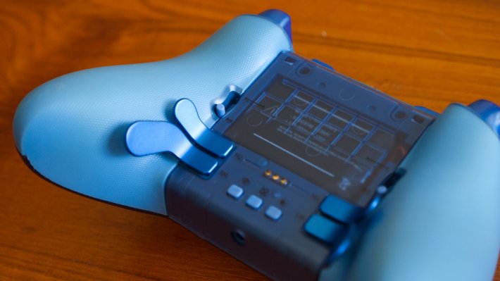 The back of the ZD-0+ showing of paddles, as well as switches for wireless, and gyroscopic mode